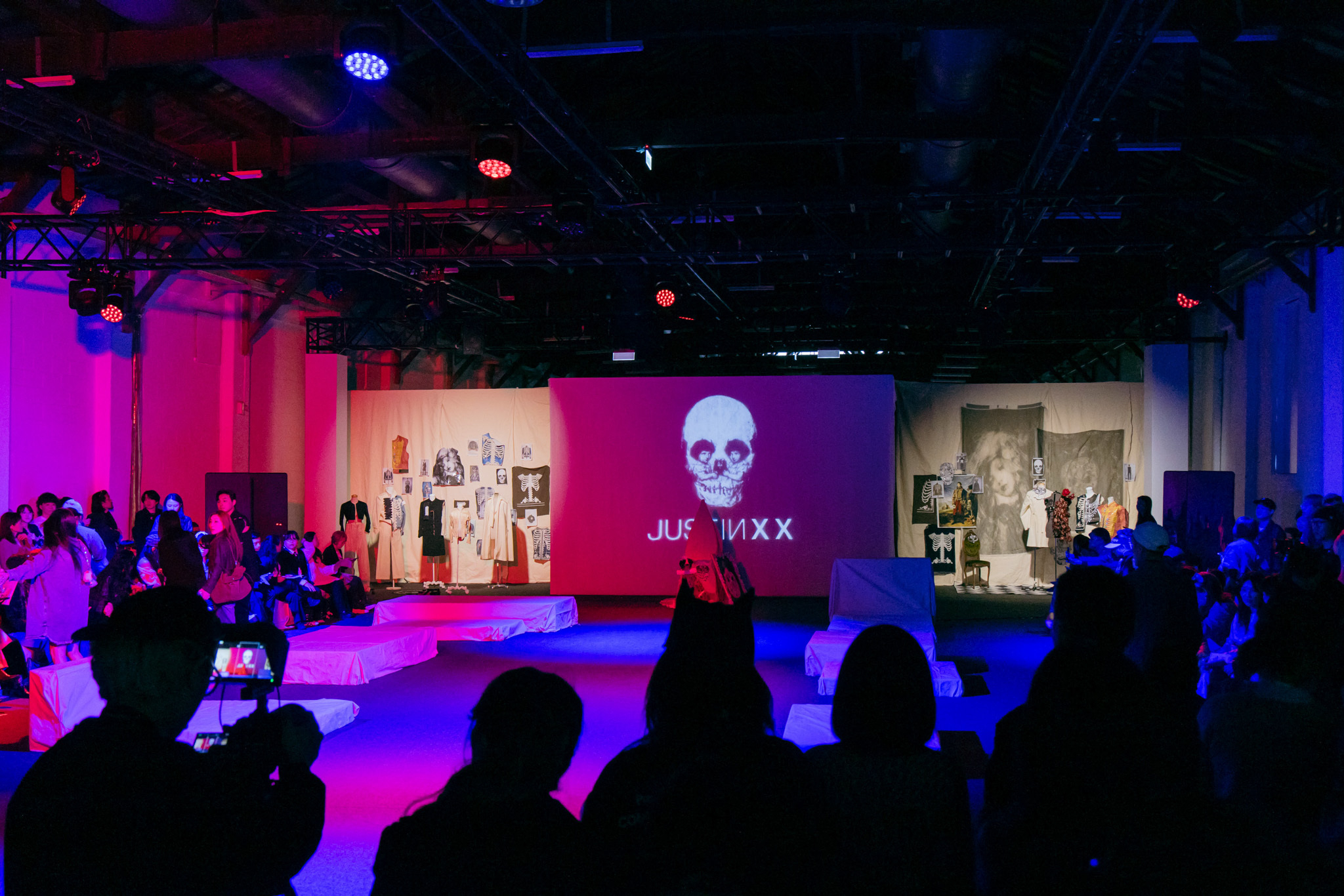 JUST IN XX 的「暗夜博物館」也採形象展演形式,將衣櫃幻化成跨時代交會的現場。