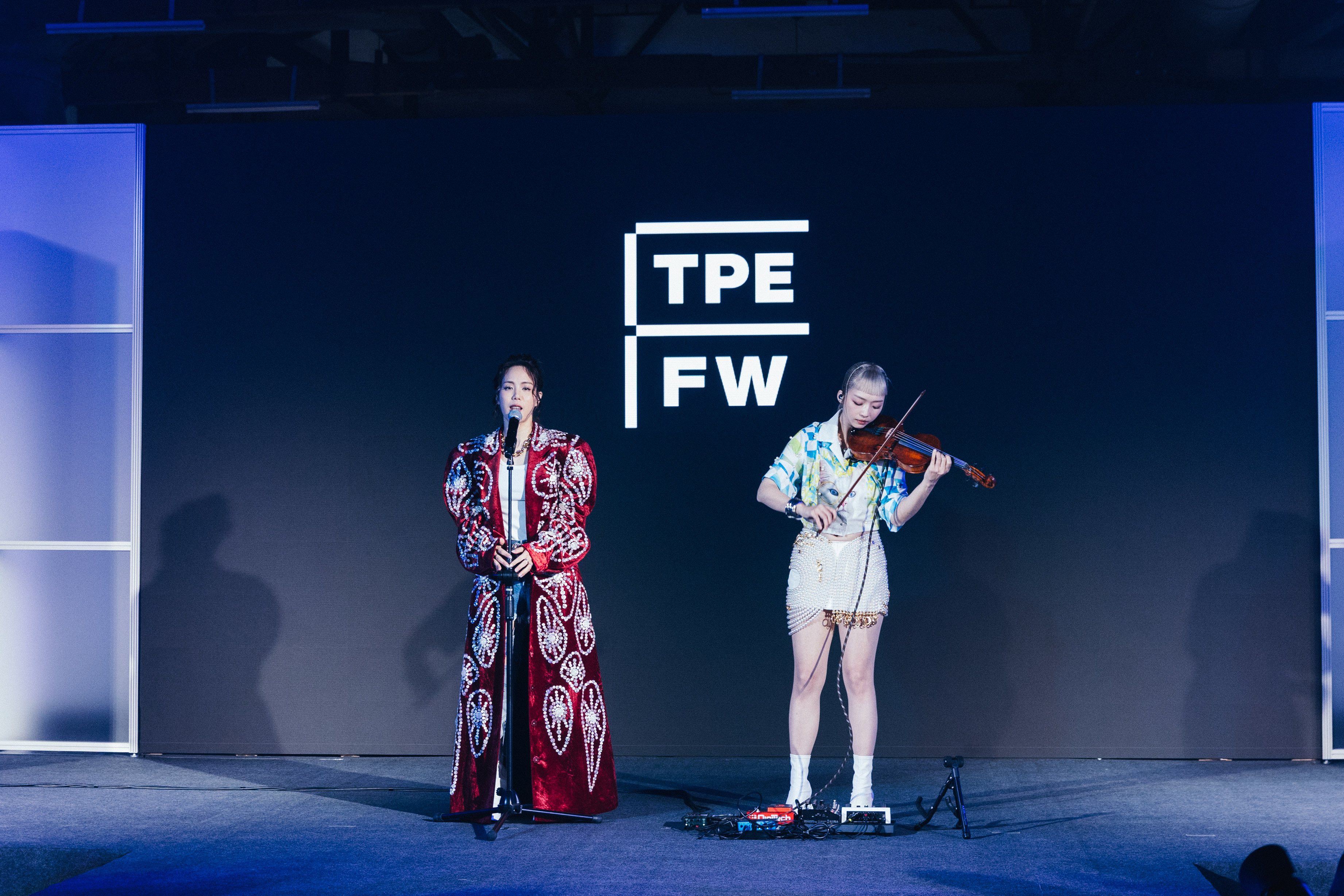 晚會上特邀入圍金曲獎最佳演唱組合「丹丹猫猫」身著設計師周裕穎品牌 JUST IN XX 服裝登臺演出，晚會主持人與 DJ 也穿上設計師唐宗謙同名品牌TANGTSUNGCHIEN 作品亮相。